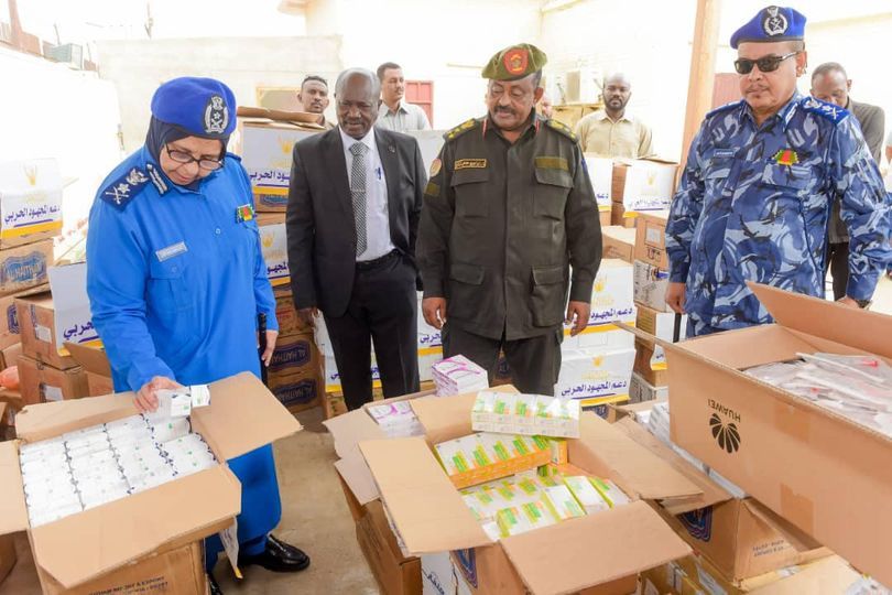 وزير الداخلية المكلف يدشن الدفعة الأولى من دعم وزارة الداخلية من الأدوية دعماً للمجهود الحربي