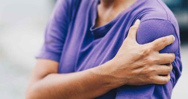 اعرف طرق تخفيف ألم الكتف المتجمد فى الشتاء