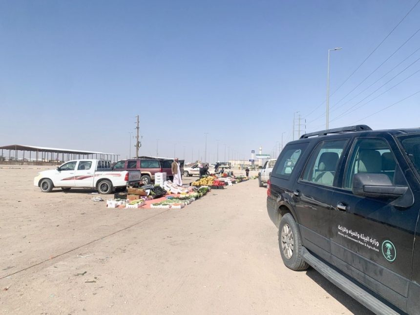 ضبط باعة جائلين في حفرالباطن ومصادرة 25 كيلو خضار وفواكه