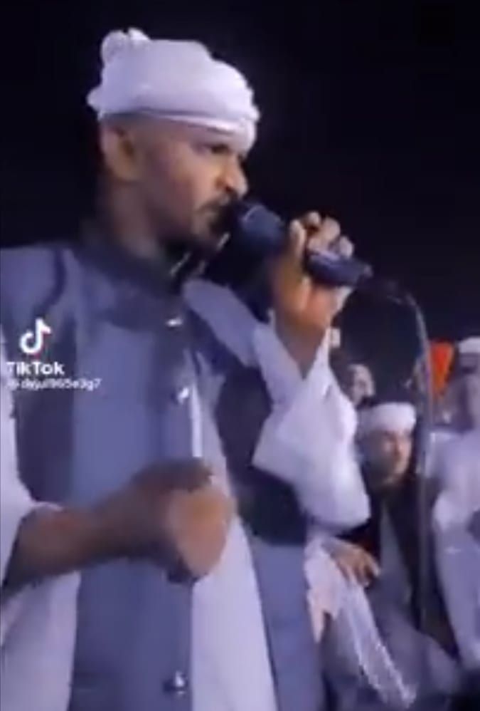 شاهد بالفيديو.. فنان الربابة ود دار الزين يرقص على أنغام “النوبة” والمديح النبوي في ليلة فرح نجله