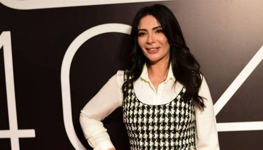 منى زكي تحتفل بالعرض الخاص لفيلمها “رحلة 404” وأحمد حلمي يساندها