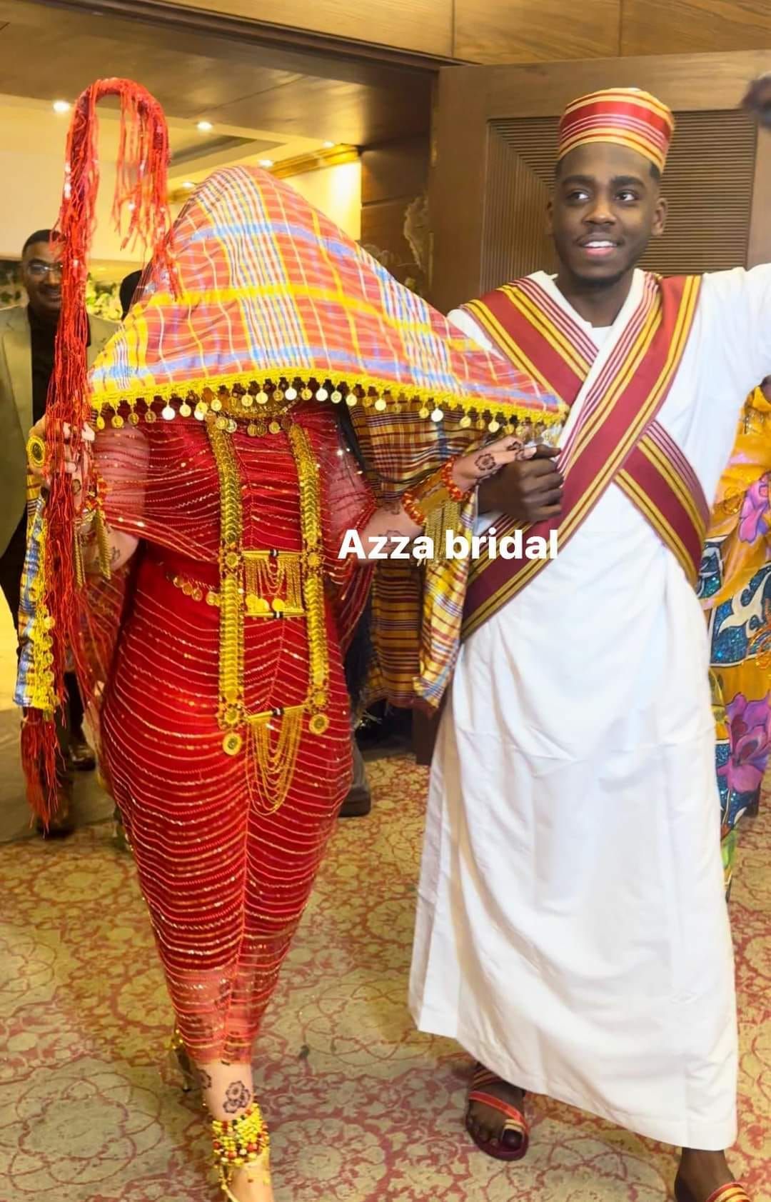 شاهد بالصور.. الفنان مأمون سوار الدهب وعروسته يبهران جمهور مواقع التواصل بعد ظهورهما بــ(الجرتق)