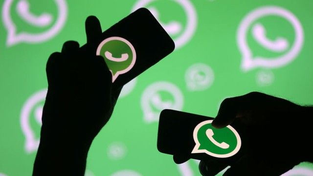 شاهد.. اشتباك أم سودانية مع طالبة بالمدرسة بعد أن اكتشفت مراسلتها لإبنها برسائل غرام على “واتساب”