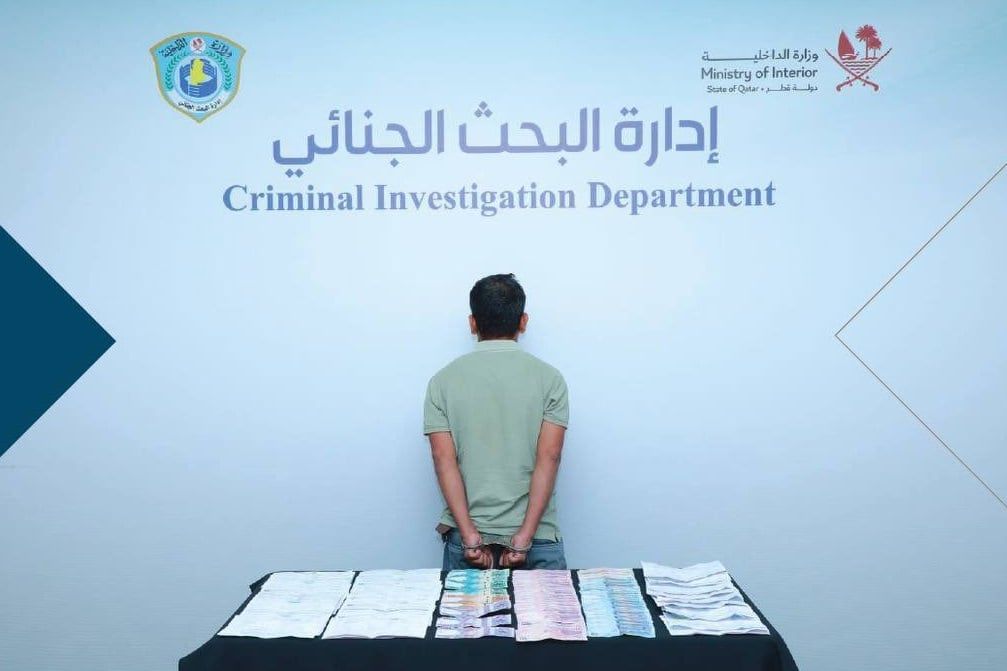 بالصور.. ضبط شخص يقوم بتحويل العملات بدون ترخيص في قطر.. والقبض عليه أثناء استلامه المبالغ بالريال