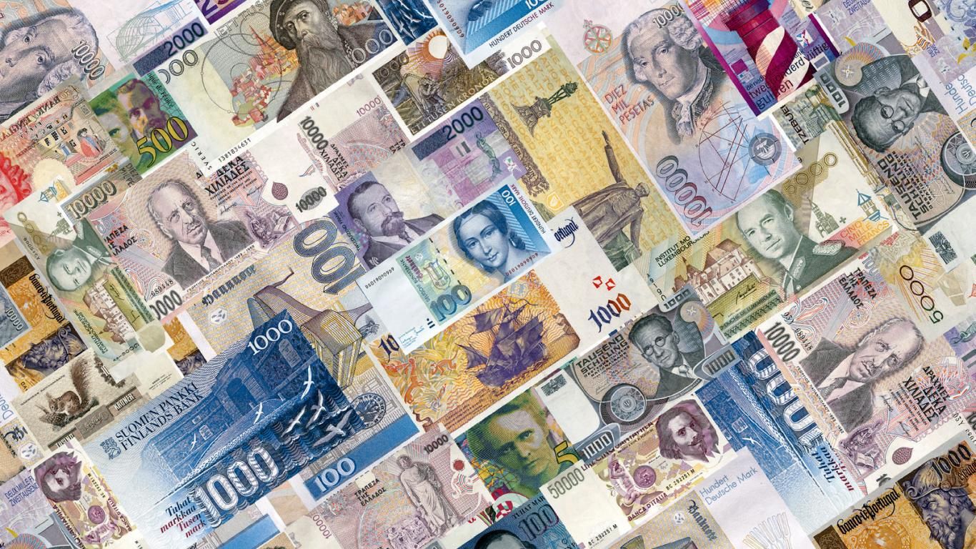 بالصور.. ضبط شخص يقوم بتحويل العملات بدون ترخيص في قطر.. والقبض عليه أثناء استلامه المبالغ بالريال