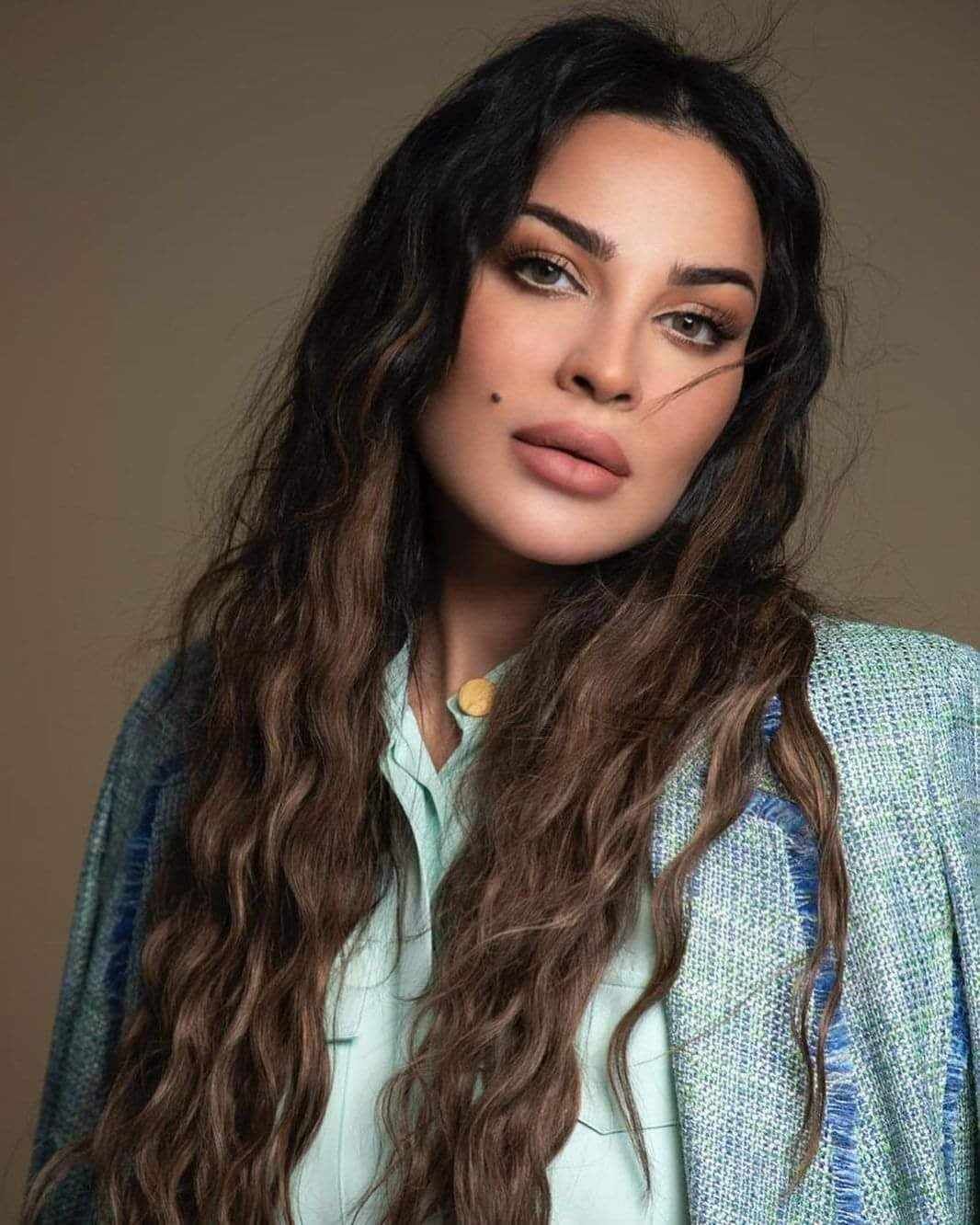 شاهد بالصور.. بسبب جمالها الملفت.. جمهور مواقع التواصل بالسودان يشبه عروس الفنان مأمون سوار الدهب “هند” بالممثلة اللبنانية نادين نجيم