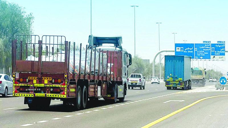 الامارات | شرطة أبوظبي تسمح للمركبات الثقيلة بالتجاوز على شارع الشيخ خليفة بن زايد الدولي