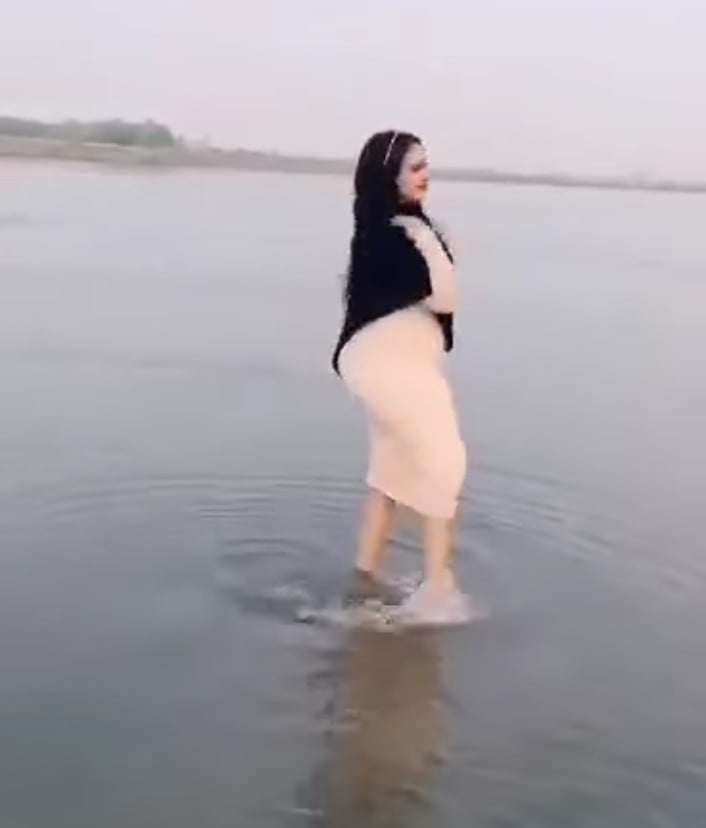 شاهد بالصورة والفيديو.. حسناء سودانية فائقة الجمال تظهر بأزياء فاضحة داخل البحر وتستعرض بجسمها المثير وتثير غضب الأسافير
