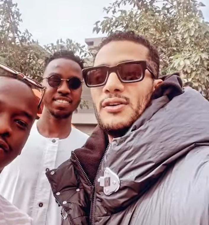 شاهد بالصورة والفيديو.. خلال لقائه بشباب سودانيون في القاهرة.. الفنان المصري محمد رمضان: (أهل السودان أخواتنا وحبايبنا ودمنا وكل حاجة.. أشوفكم دائماً بخير وشدة وتزول)