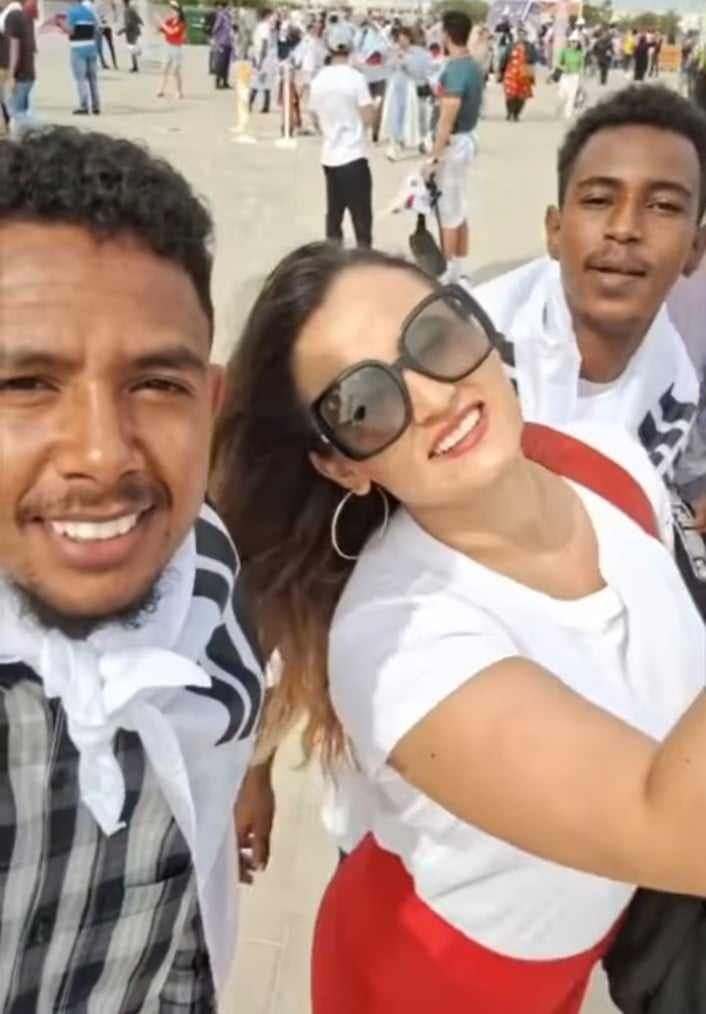 شاهد بالصور والفيديو.. شاب سوداني يصطاد حسناوات آسيويات من جنسيات مختفلة خلال بطولة أمم آسيا ويقول: (كل واحدة بي حلاتها وما عرفت الحلوة ياتا)