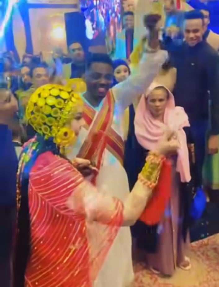 شاهد بالصورة والفيديو.. الفنان مأمون سوار الدهب وعروسته يواصلان إشعال مواقع التواصل بالسودان بوصلة رقص على أنغام أغنية الفنانة عوضية عذاب (يمة الليلة سار عجبي) أثناء طقوس “الجرتق” الخاص