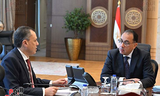 رئيس الوزراء يتابع مع وزير السياحة آليات زيادة أعداد السائحين الوافدين لمصر