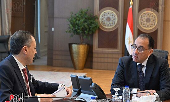 رئيس الوزراء يتابع مع وزير السياحة آليات زيادة أعداد السائحين الوافدين لمصر