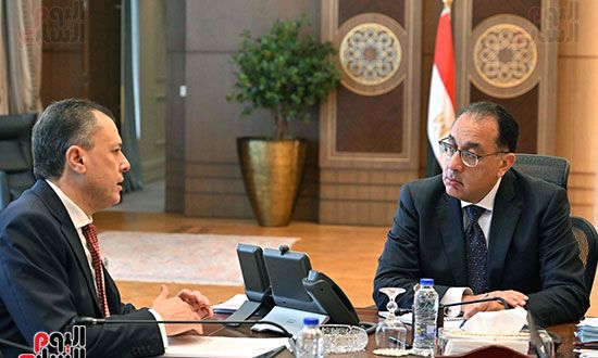 رئيس الوزراء يتابع مع وزير السياحة آليات زيادة أعداد السائحين الوافدين لمصر