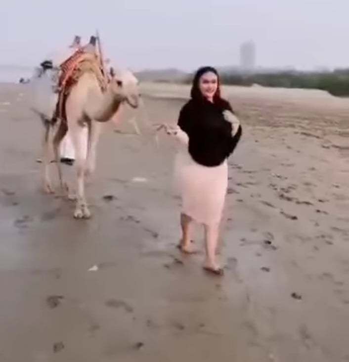 شاهد بالصور والفيديو.. الفتاة الحسناء التي ظهرت مع الحرس الشخصي لحميدتي في مقاطع فاضحة تعود للظهور بملابس مثيرة للجدل داخل البحر وهي تقود “الجمل” وتركب على ظهره