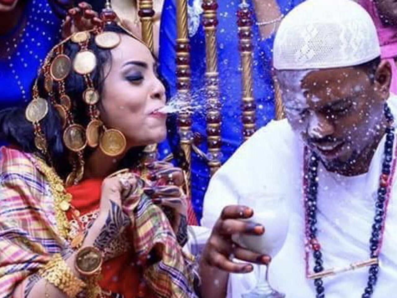شاهد بالفيديو.. عروس سودانية تباغت عريسها و”تبخ” على وجهه كوب من “الحليب” وينفجران بالضحكات والجمهور يعلق: (عاداتنا السمحة وربنا يسعدكم)