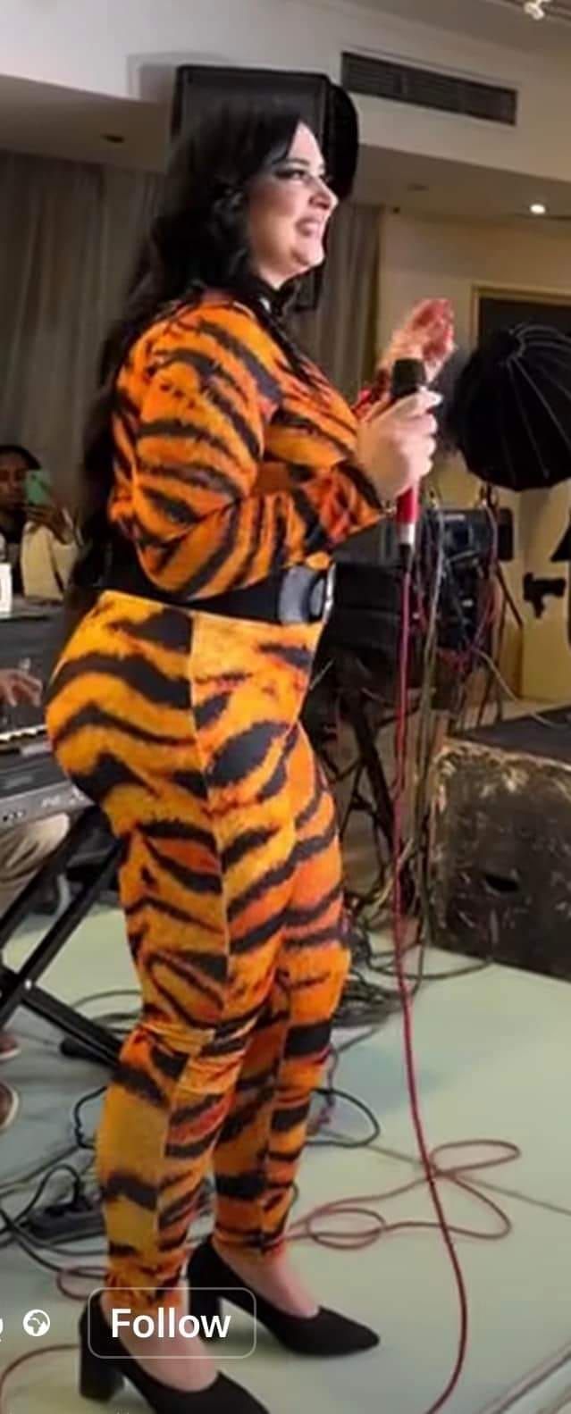 شاهد بالصورة والفيديو.. الفنانة السودانية “مونيكا” تشعل حفل في القاهرة بالزي “النمري” المثير والفاضح على أنغام (تعيش انت ويدوم خيرك) والجمهور يتغزل: (النمر لو شافك بتحول من مفترس لحمل وديع)