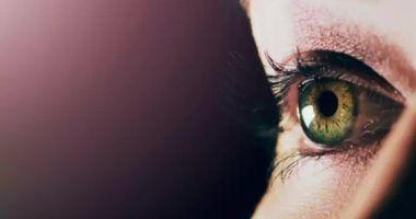 هل المياه الزرقاء على العين تؤثر على كبار السن فقط؟.. 4 معتقدات خاطئة عنها
