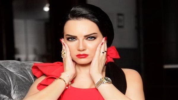 ضربنى وضربته.. فنانة شهيرة تروى مأساتها مع زوجها
