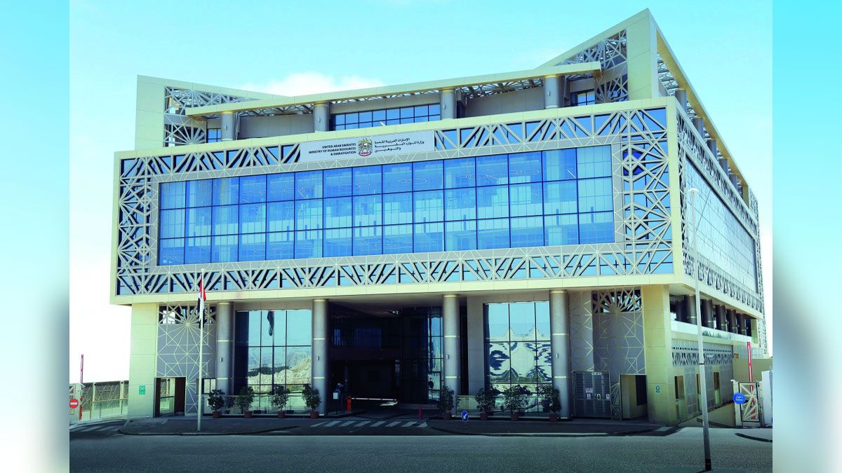 الامارات | «الموارد البشرية»: موافقة العامل المساعد شرط لجزاء «الخصم من الراتب»