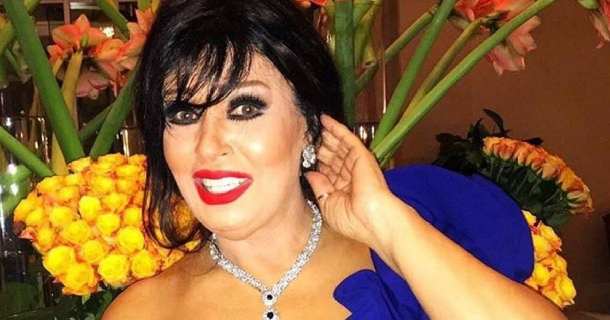 بعفوية ومرح فيفي عبده ترقص أمام المرآة على أنغام أغنية "إنت حياتي "
