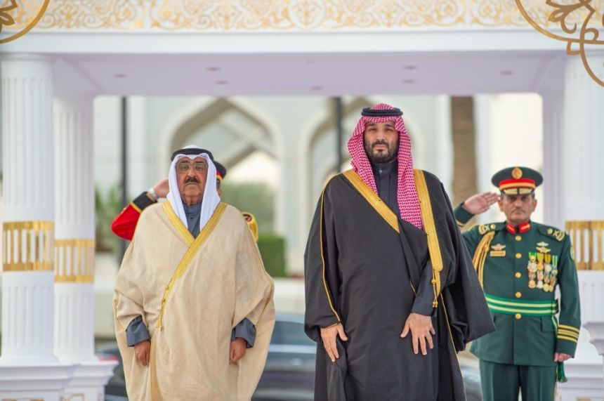 ولي العهد يستعرض أوجه العلاقات الأخوية التاريخية مع أمير دولة الكويت