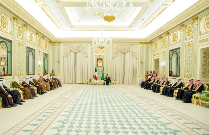 ولي العهد يستعرض أوجه العلاقات الأخوية التاريخية مع أمير دولة الكويت