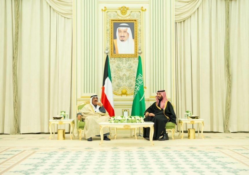 ولي العهد يستعرض أوجه العلاقات الأخوية التاريخية مع أمير دولة الكويت