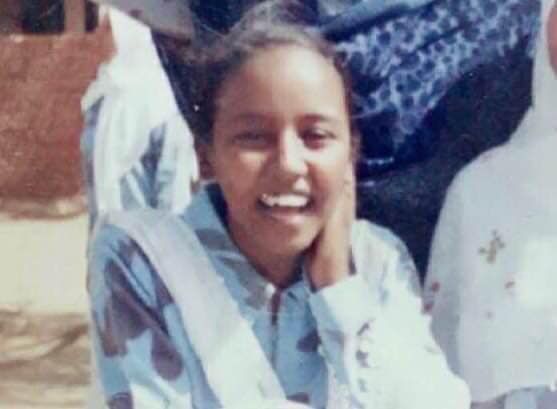 شاهد.. الفنانة هدى عربي تفاجئ المتابعين وتكشف عن عمرها الحقيقي بصورة لها عندما كانت طفلة وآخرى وهي في المدرسة ولقطة حديثة بعدما أصبحت مطربة شهيرة وتقول: (مراحل إكتمال القمر.. واحلاتي)