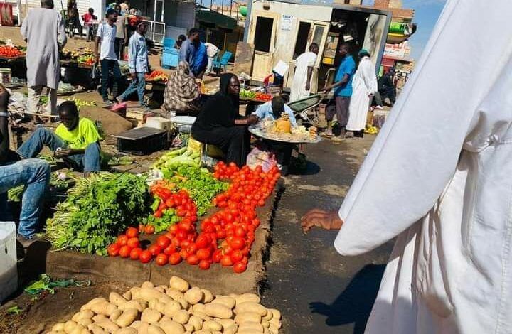 شاهد بالفيديو.. أحد الأسواق الشهيرة بالعاصمة السودانية الخرطوم يباشر نشاطه بصورة طبيعية وسط إقبال كبير من المواطنين ومتابعون: (اقتربنا من العودة لخرطومنا وسوداننا)
