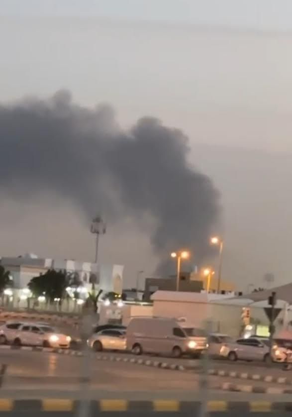 الامارات | السيطرة على حريق بمستودع سيارات في صناعية الشارقة