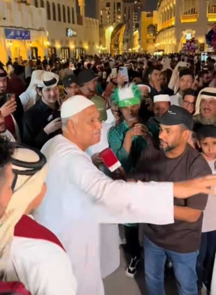 شاهد بالصورة والفيديو.. مواطن سوداني يلهب حماس الجمهور القطري الذي تجمع حوله بالمئات بقصائد شعر في المنتخب العنابي قام بصياغتها أثناء وقوفه معهم ومتابعون: (يلا اعطوه لكزس)