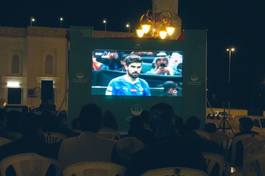 "أمانة تبوك" تنقل الأحداث الرياضية عبر شاشات في الساحات والحدائق العامة