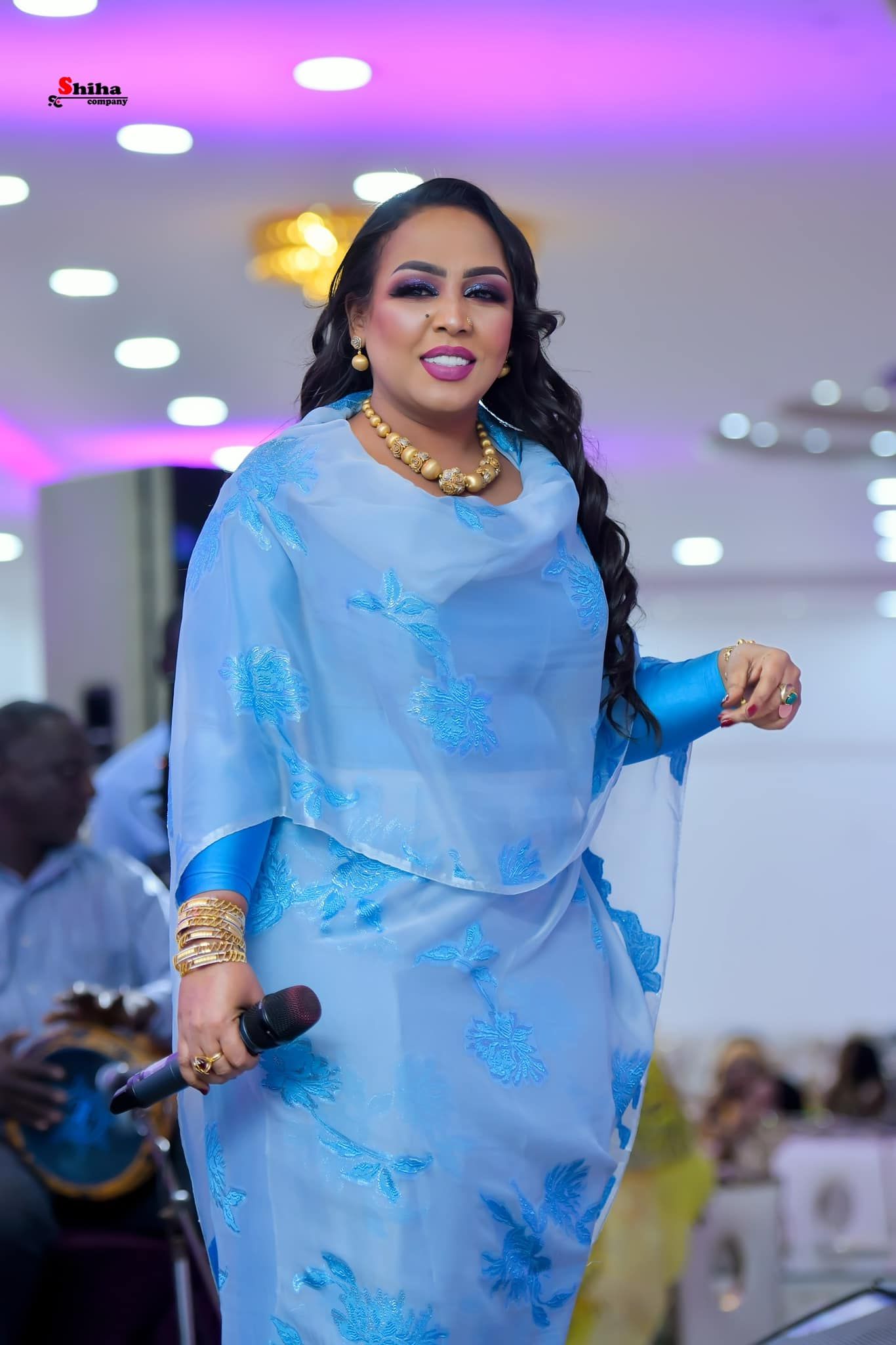 شاهد.. الفنانة هدى عربي تفاجئ المتابعين وتكشف عن عمرها الحقيقي بصورة لها عندما كانت طفلة وآخرى وهي في المدرسة ولقطة حديثة بعدما أصبحت مطربة شهيرة وتقول: (مراحل إكتمال القمر.. واحلاتي)