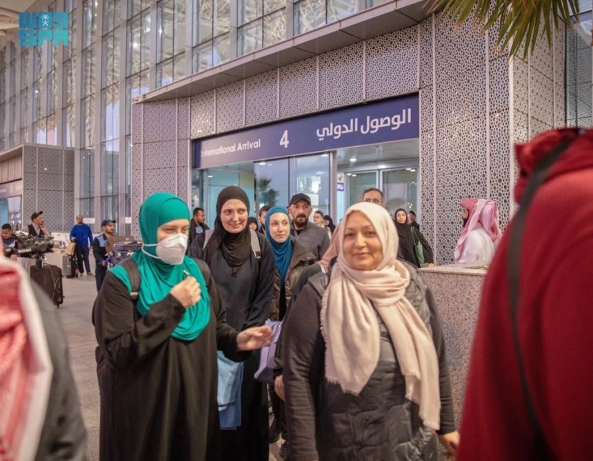 ضيوف خادم الحرمين لبرنامج العمرة يصلون المدينة المنورة