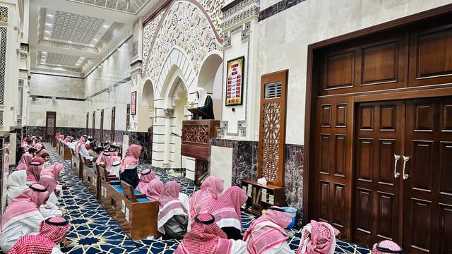 محافظ ⁧الليث⁩ يؤدي ⁧"صلاة الاستسقاء"⁩ في الجامع الكبير