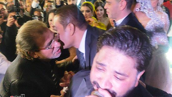 أحمد شيبة ومصطفى حجاج يغنيان فى حفل زفاف ابنة عصام كاريكا.. صور