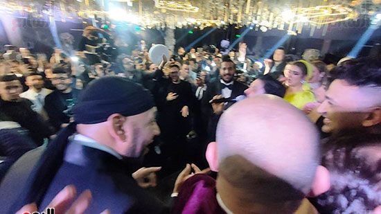 أحمد شيبة ومصطفى حجاج يغنيان فى حفل زفاف ابنة عصام كاريكا.. صور