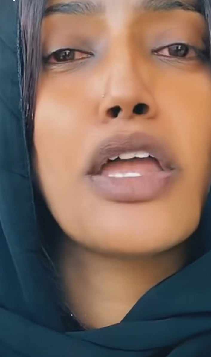 شاهد بالصورة والفيديو.. فتاة سودانية حسناء تبكي بحرقة وتذرف الدموع بسبب خيانة حبيبها لها وتدعو عليه: (الله يعذبك ويبشتنك ويدمرك ويبهدلك)