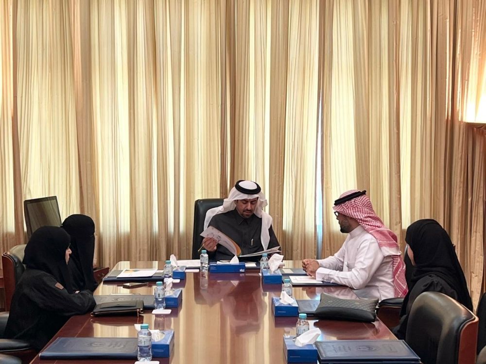 محافظ القطيف يطلع على عرض تفصيلي لـ"تطوعنا يزدهر"