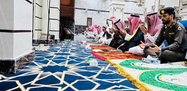 محافظ ⁧الليث⁩ يؤدي ⁧"صلاة الاستسقاء"⁩ في الجامع الكبير