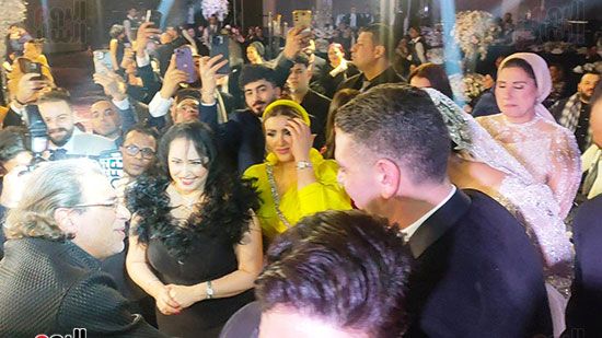 أحمد شيبة ومصطفى حجاج يغنيان فى حفل زفاف ابنة عصام كاريكا.. صور