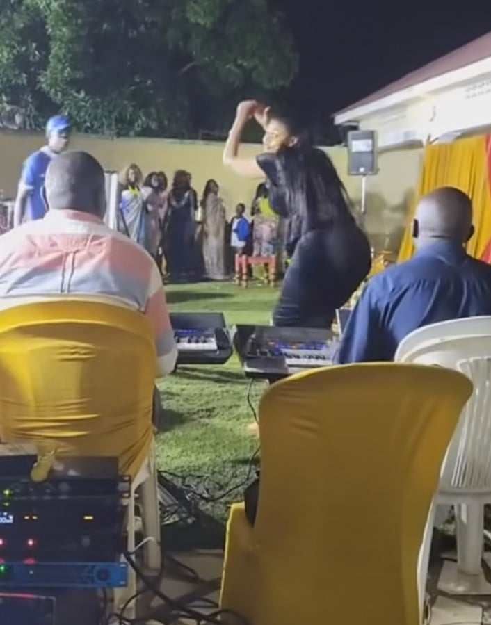 شاهد بالصورة والفيديو.. فتاة سودانية تثير ضجة إسفيرية غير مسبوقة بوصلة رقص فاضحة بــ”مؤخرتها” تحت أنظار المعازيم والعازفين وساخرون: (ليها الحق الحرب تستمر سنة)