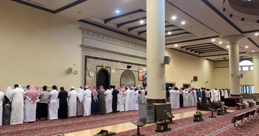 بالصور.. الجموع تؤدي صلاة الاستسقاء في جوامع ومصليات المملكة