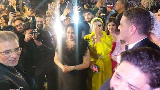 أحمد شيبة ومصطفى حجاج يغنيان فى حفل زفاف ابنة عصام كاريكا.. صور