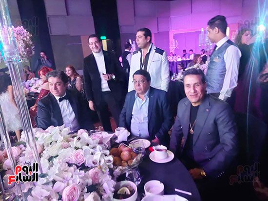 أحمد شيبة ومصطفى حجاج يغنيان فى فرح ابنة عصام كاريكا بحضور تامر حسنى.. فيديو وصور