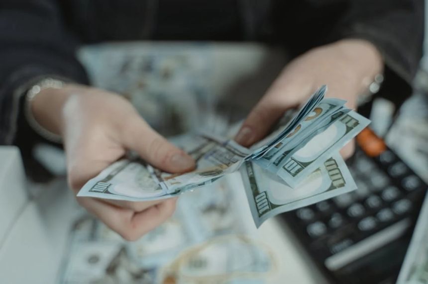 الدولار يتجه لأول انخفاض أسبوعي هذا العام
