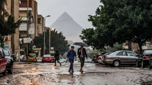 الشتاء يكشر عن أنيابه في مصر .. الأرصاد: عواصف رعدية وسقوط حبات برَد