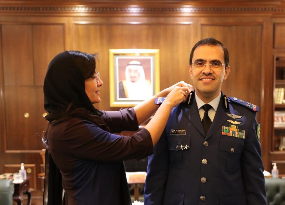 سفيرة المملكة لدى أمريكا تقلد الملحق العسكري رتبته الجديدة
