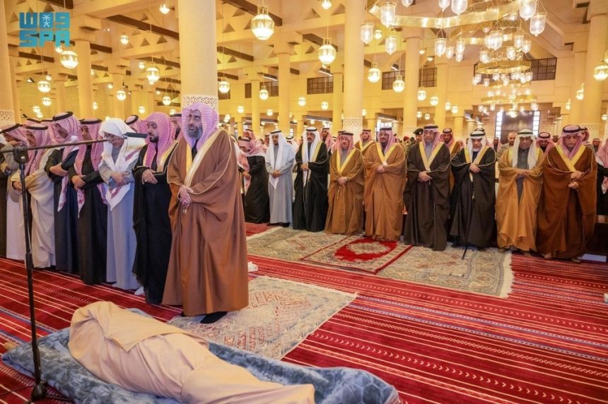 نائب أمير الرياض يؤدي صلاة الميت على الأمير مشاري بن مقرن بن محمد بن مقرن